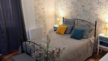 3 bedrooms, desk, iron/ironing board, free WiFi