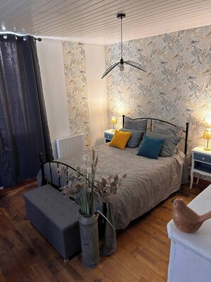 3 bedrooms, desk, iron/ironing board, free WiFi