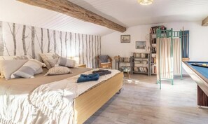 3 bedrooms, desk, iron/ironing board, free WiFi