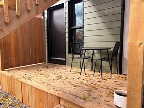Outdoor dining - The Walnut on Victoria Park | 2 Bedroom 1 Bath 3 Beds| Main Floor w Basement (Kitchener)