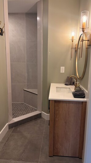 Shower, hair dryer, towels, soap - The Walnut on Victoria Park | 2 Bedroom 1 Bath 3 Beds| Main Floor w Basement (Kitchener)