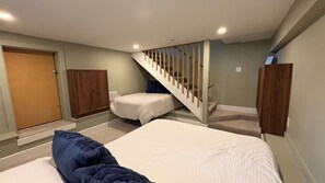 2 bedrooms, iron/ironing board, WiFi, bed sheets - The Walnut on Victoria Park | 2 Bedroom 1 Bath 3 Beds| Main Floor w Basement (Kitchener)