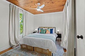 2 bedrooms, iron/ironing board, WiFi, bed sheets - Perfect 4 Extended Stays-Pets OK- 2 Min to Beach (Galveston)