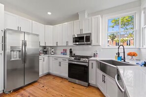 Microwave, oven, stovetop, dishwasher - Perfect 4 Extended Stays-Pets OK- 2 Min to Beach (Galveston)