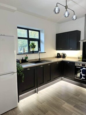 Køleskab, mikrobølgeovn, ovn, kogeplade