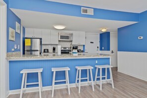 Kjøleskap, mikrobølgeovn, ovn og kokeplater