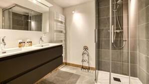 Shower, hair dryer, towels - Traditional 4-bedroom chalet within walking distance of the centre of Chamonix (Chamonix)