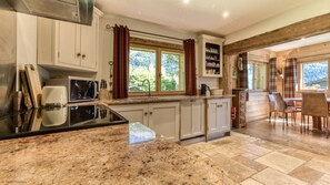 冰箱、微波炉、烤箱、炉灶