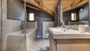 Douche, sèche-cheveux, serviettes fournies