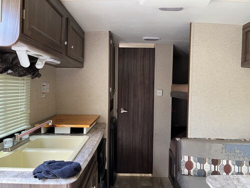 Fabulous RV with AC in Jacksonville -one queen bed and bunk beds for two