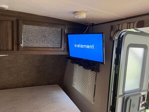 2 bedrooms, bed sheets - Fabulous RV with AC in Jacksonville -one queen bed and bunk beds for two (Jacksonville)