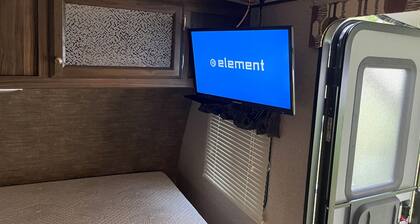 Fabulous RV with AC in Jacksonville -one queen bed and bunk beds for two