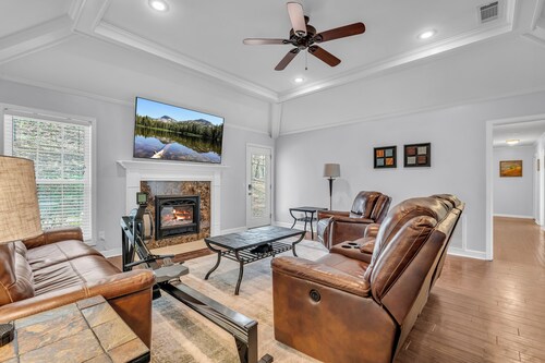 Peaceful 4BR house in charming Columbus - Hot-tub+Gameroom+TVs in every room!