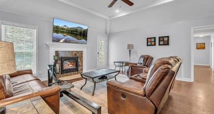 Peaceful 4BR house in charming Columbus - Hot-tub+Gameroom+TVs in every room!