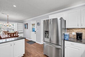 Refrigerador, microondas, horno y parrilla de estufa 