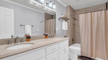 Douche, serviettes fournies, papier toilette