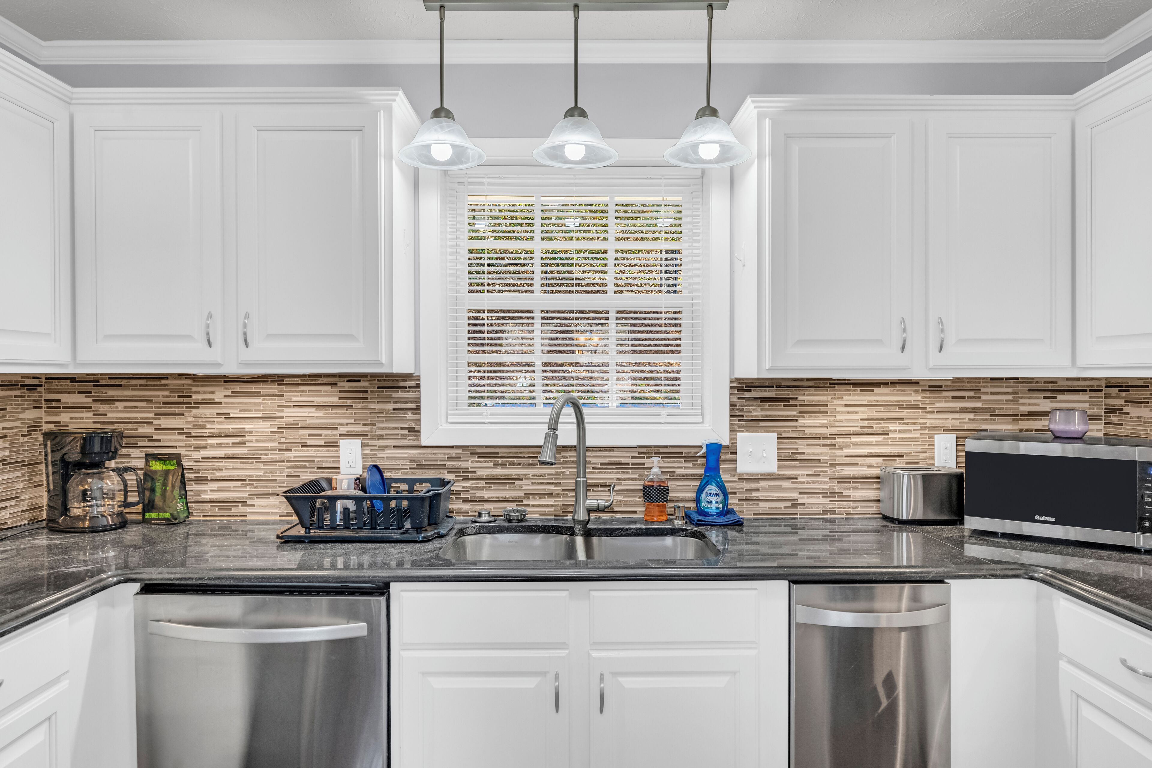 Jääkaappi, mikroaaltouuni, uuni, liesi