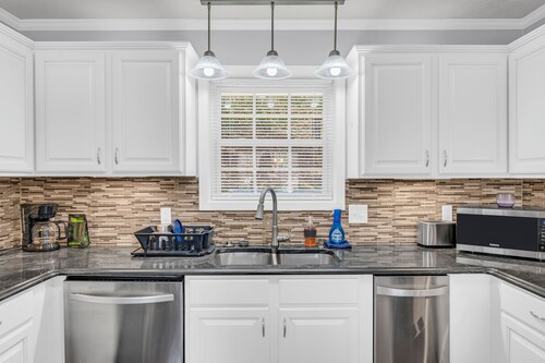 Peaceful 4BR house in charming Columbus - Hot-tub+Gameroom+TVs in every room!