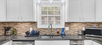 Peaceful 4BR house in charming Columbus - Hot-tub+Gameroom+TVs in every room!