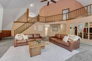 Una televisión, un futbolín, libros