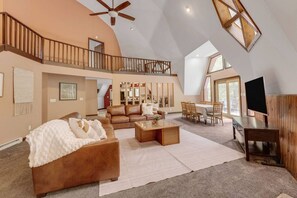 Una televisión, un futbolín, libros