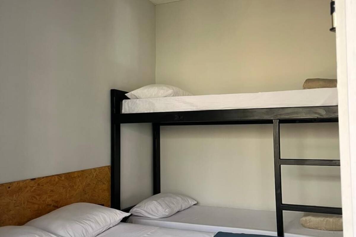 Een stapelbed met een onderbed en een slaapplek boven.