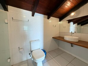 Shared Dormitory | Bathroom | Toilet paper - BC Bier Hostel (Balneário Camboriú)