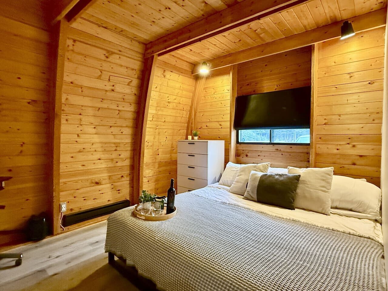 3 bedrooms, desk, WiFi, bed sheets