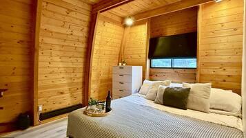 3 bedrooms, desk, WiFi, bed sheets