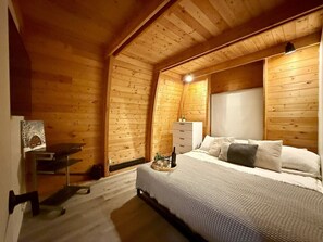 3 bedrooms, desk, WiFi, bed sheets