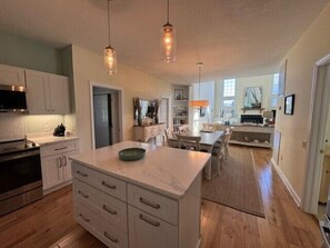 Fridge, microwave, oven, stovetop - Cotsmur, Ships Watch Community in Duck, NC (Duck)