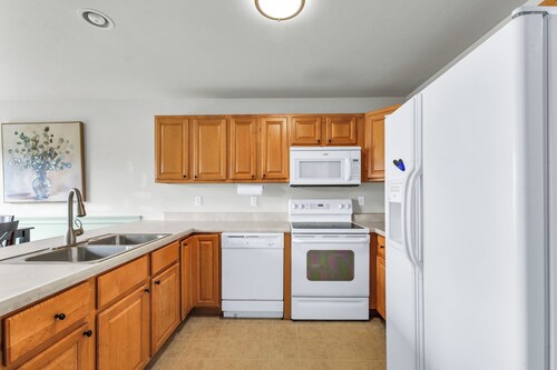 Serene 3-bedroom townhouse with water view