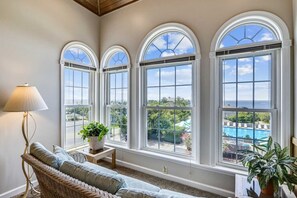 تلفزيون ذكي، مدفأة، مشغل دي في دي