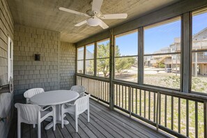 Outdoor dining - Willes, Ships Watch Community in Duck, NC (Duck)