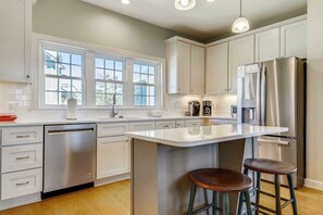 Køleskab, mikrobølgeovn, ovn, kogeplade