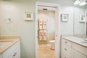 Shower, towels - Florrie, Ships Watch Community in Duck, NC (Duck)