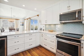 Fridge, microwave, oven, stovetop - Florrie, Ships Watch Community in Duck, NC (Duck)