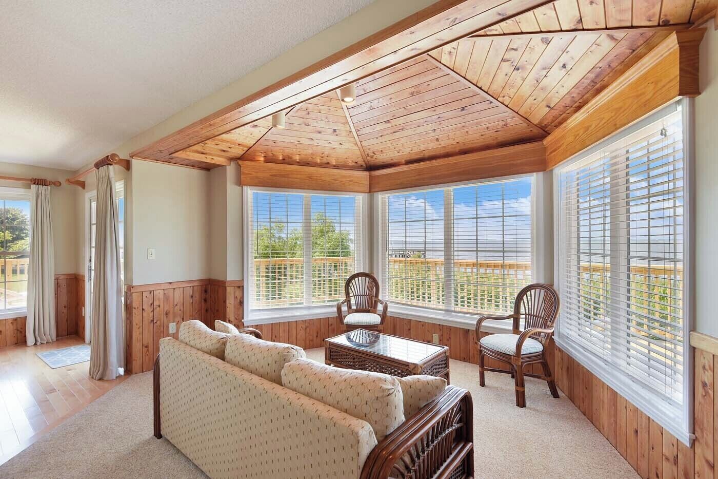 Una Smart TV, una chimenea