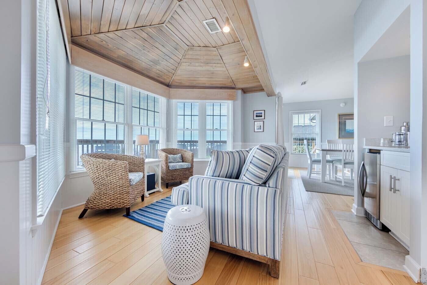 Una televisión, una chimenea