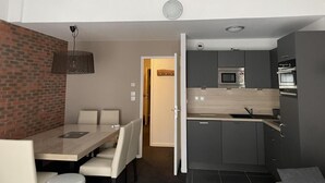 Dining - 80m from resort center, 4th floor, view resort/ski slopes, swimming pool, terrace, tv, ski locker (Eaux-Bonnes)