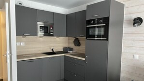 Coffee/tea maker, fridge, microwave, oven - 80m from resort center, 4th floor, view resort/ski slopes, swimming pool, terrace, tv, ski locker (Eaux-Bonnes)