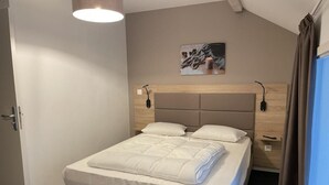 WiFi, bed sheets - 80m from resort center, 4th floor, view resort/ski slopes, swimming pool, terrace, tv, ski locker (Eaux-Bonnes)