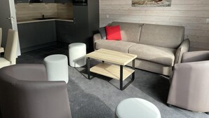 TV - 80m from resort center, 4th floor, view resort/ski slopes, swimming pool, terrace, tv, ski locker (Eaux-Bonnes)