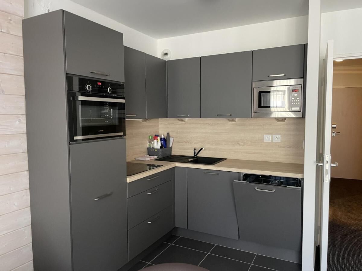 Microwave, oven, dishwasher, coffee/tea maker