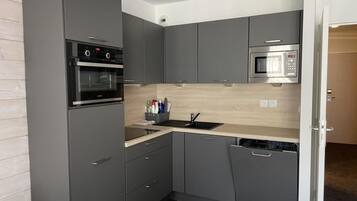 Microwave, oven, dishwasher, coffee/tea maker
