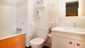 Bathroom - 300m from ski slopes, 4th floor, balcony, parking, tv, ski locker, 25m², La Norma (Villarodin-Bourget)