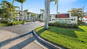 Condomínio Boca Ciega Resort com uma placa indicando observação de golfinhos na varanda.