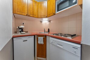 Coffee/tea maker, fridge, microwave, dishwasher