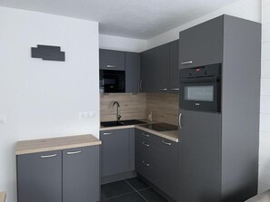 Een koelkast, een magnetron, een oven, een vaatwasser