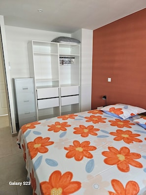 3 chambres, fer et planche à repasser, Wi-Fi, draps fournis